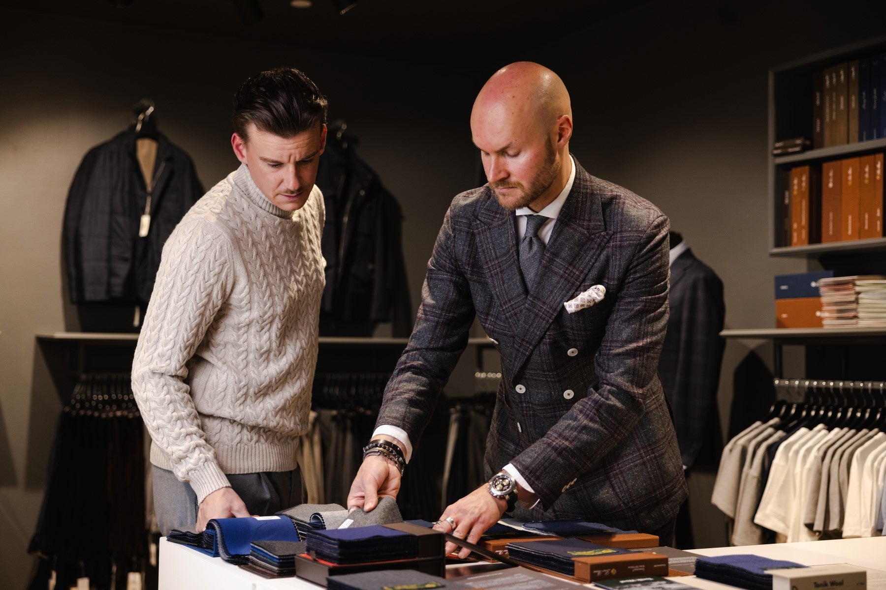 Räätälöity puku vai mittatilauspuku?